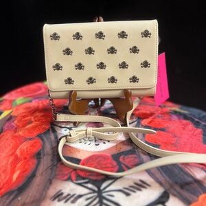 🔥☠️ NWT-BETSEY JOHNSON XO SKULL
CROSSBODY BAG CHALK XOSYBIL PURSE☠️🔥